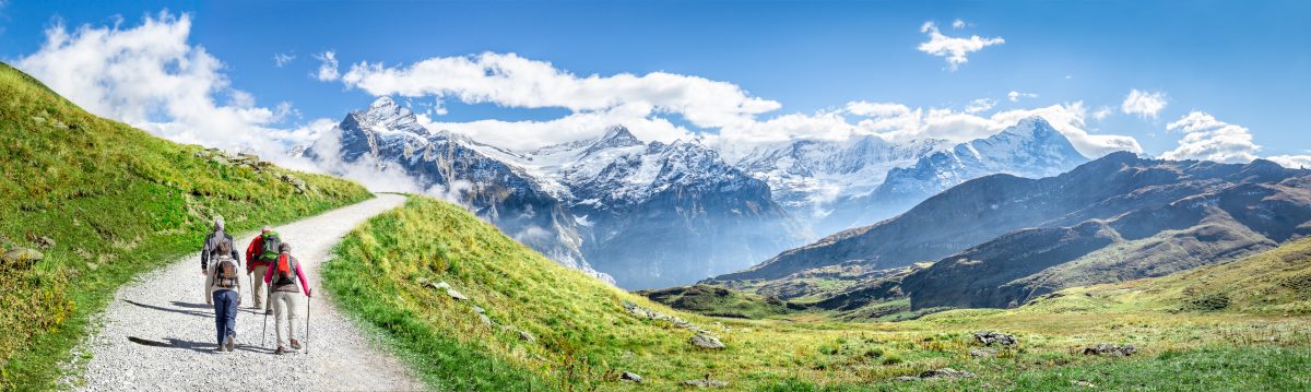 Gruppe beim Wandern in den Schweizer Alpen als Panorama Hintergrund